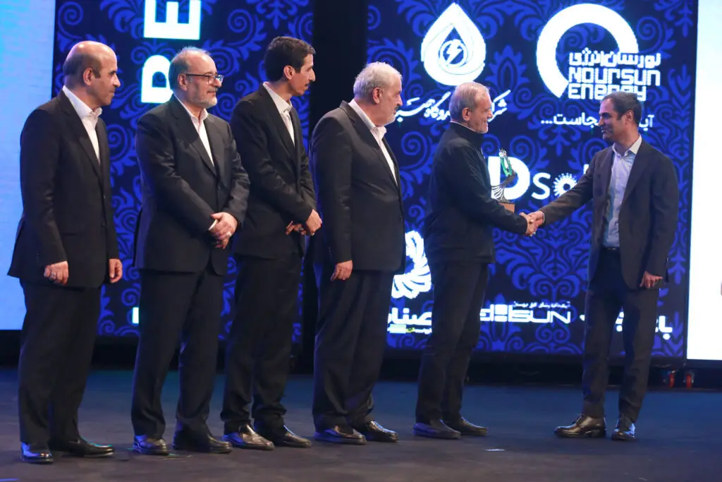 دریافت تندیس پیمانکار برتر EPC نیروگاه‌های خورشیدی از رئیس جمهور