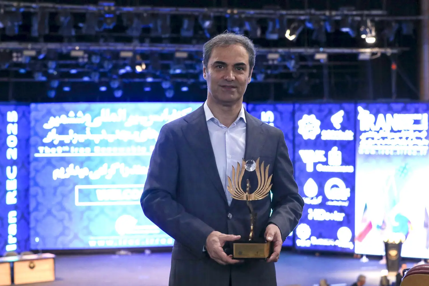 دریافت جایزه برترین پیمانکار EPC نیروگاه خورشیدی